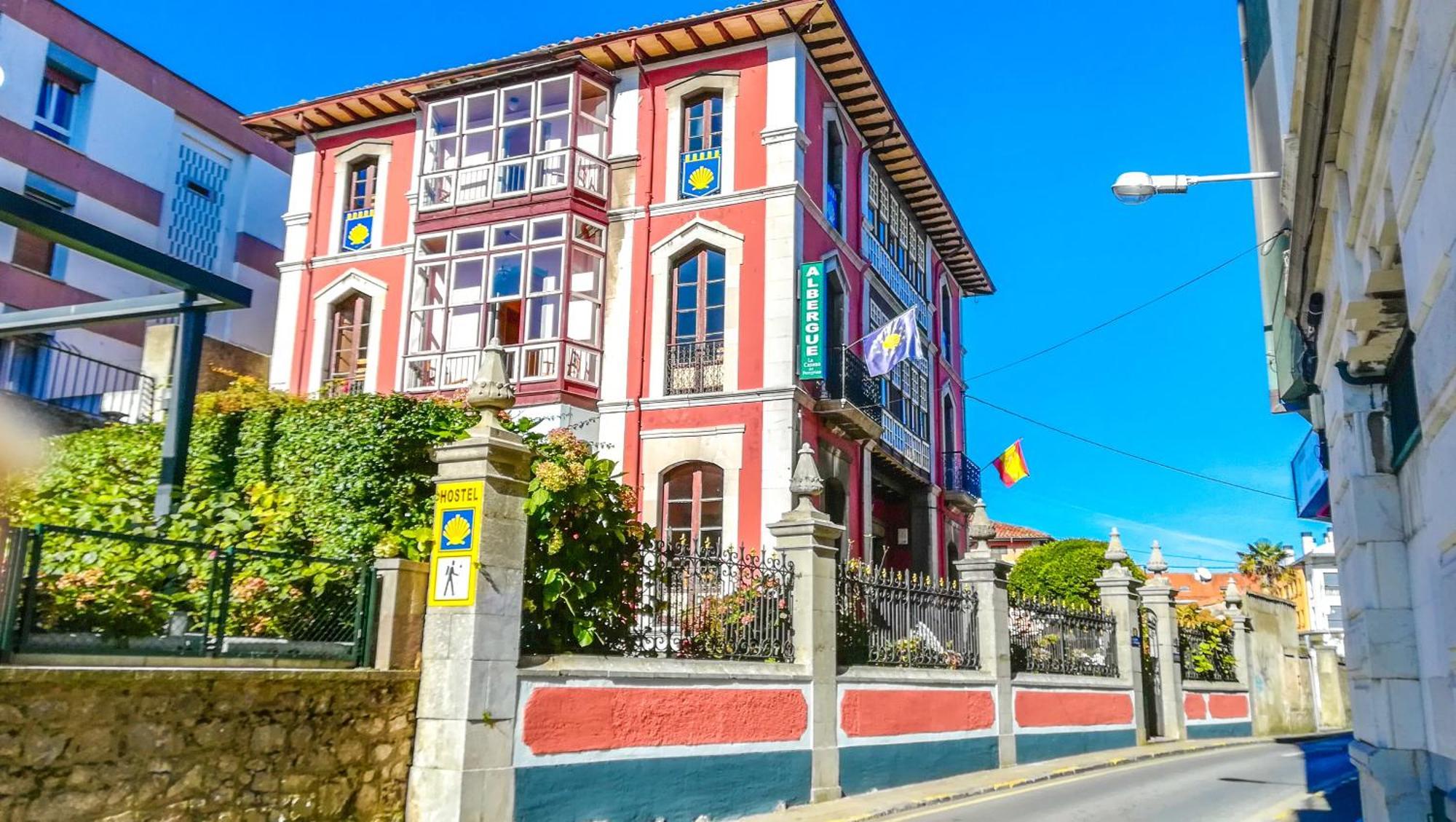 Albergue La Casona Del Peregrino Llanes Eksteriør billede